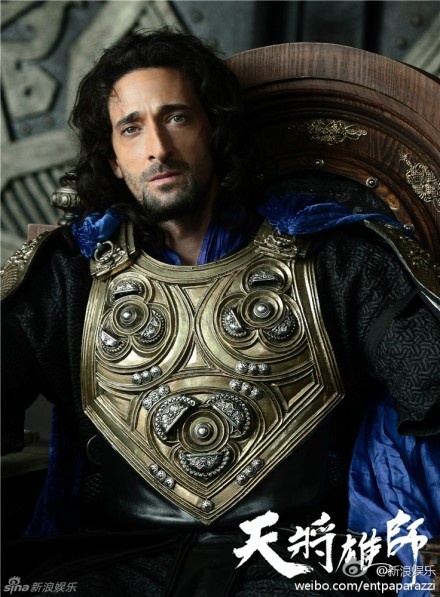 由香港导演李仁港执导,成龙、好莱坞影星约翰·库萨克、奥斯卡影帝阿德里安·布劳迪,韩国偶像崔始源,以及国内明星筷子兄弟、吴建豪、林鹏、王若心、林嘉欣等联合主演3D古装动作大片《天将雄师》,航空镜头,敦煌航拍继续拍摄中。