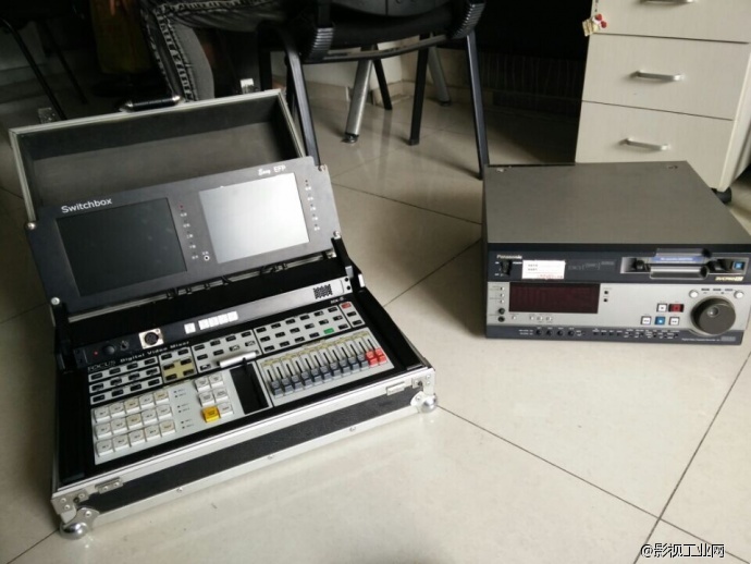 自用小高清摄像机“松下173MC“三台带有3张32G P2卡，另有ERP现场数字切换台、4路SDI数字切换台、还有小摇臂、4路通话设备、松下DVCpro50一台、另有通话架子等配件先底价转让