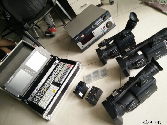 自用小高清摄像机“松下173MC“三台带有3张32G P2卡，另有ERP现场数字切换台、4路SDI数字切换台、还有小摇臂、4路通话设备、松下DVCpro50一台、另有通话架子等配件先底价转让