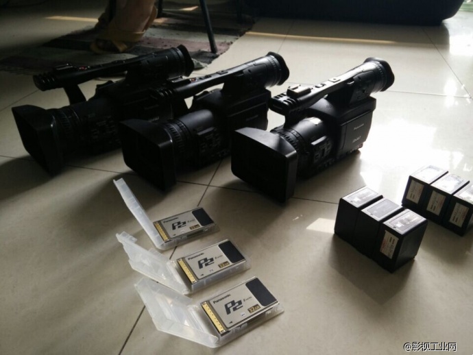 自用小高清摄像机“松下173MC“三台带有3张32G P2卡，另有ERP现场数字切换台、4路SDI数字切换台、还有小摇臂、4路通话设备、松下DVCpro50一台、另有通话架子等配件先底价转让