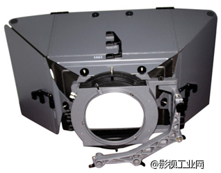 赤华CHEWA MB-14C遮光斗 遮光斗MB14-C为标准19mm支撑系统，可搭配赤华CHEWA专业电影级支撑设备C747，或者业内各种标准19mm系统。侧开90°的设计更方便镜头的替换，同时提供不同的镜头接圈，完美无缝隙的衔接保证您的画面拍摄质量。 套装组成： *CHEWA MB14-C斗体（含6.6*6.6滤色 片框，可插4片滤色片） *上左右挡光叶片 *镜头接圈 *遮光挡板 *运输箱