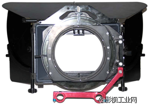 赤华CHEWA MB840C遮光斗　　 MB840C的接口为标准19mm，可用于RED ONE及ALEXA等数字电影机或高标清摄像机。为方便拍摄时较为灵活的更换镜头而采取侧开的设计，同时考虑到反复多次的使用而加强了侧开连接件的韧性和坚固度。　套装组成：　*　CHEWA ＭＢ８４０C斗体 （含２个滤色片框，可插２片４×４或４×５.６５滤色片） ＊	上左右叶片 ＊	镜头接圈 ＊	运输箱