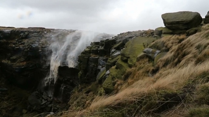 瀑布都被吹回去了，相机和三脚架怎么立得住？