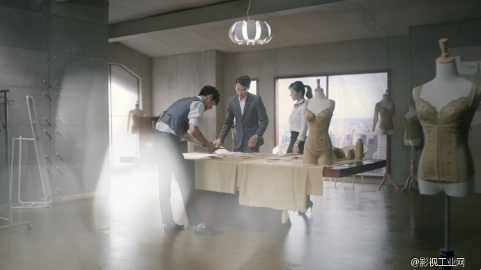 营造契合主题的氛围