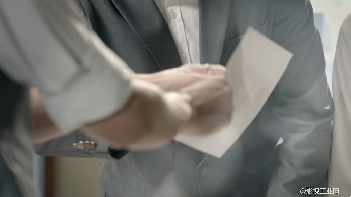 营造契合主题的氛围