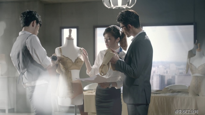 营造契合主题的氛围