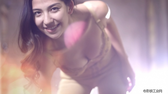 营造契合主题的氛围