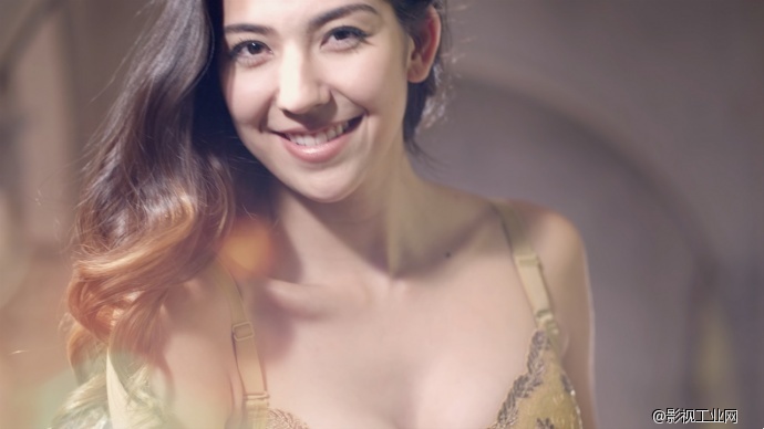 营造契合主题的氛围