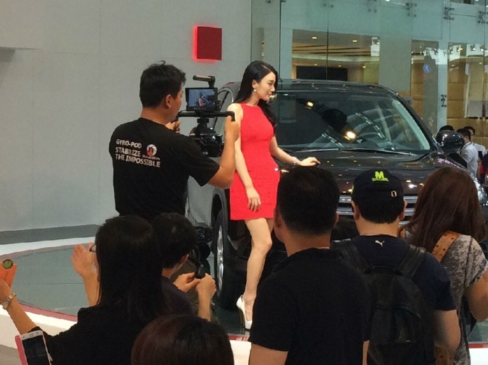 秦岚出席深圳车展