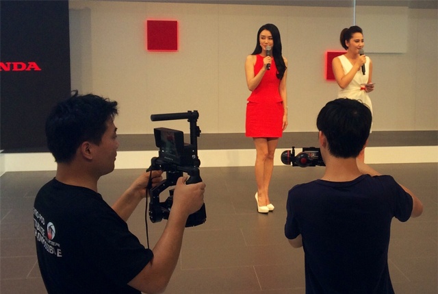 秦岚出席深圳车展