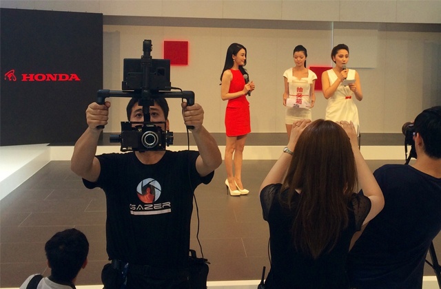 秦岚出席深圳车展