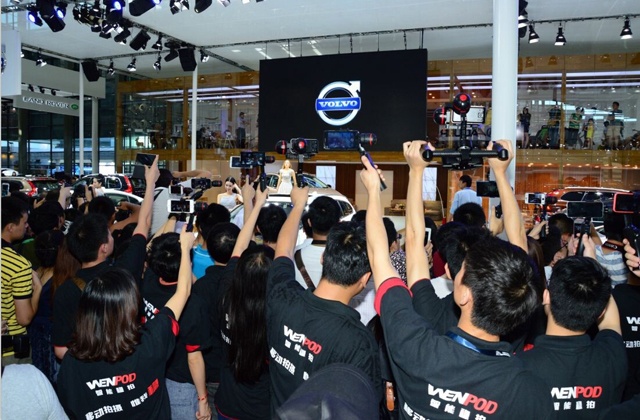 秦岚出席深圳车展