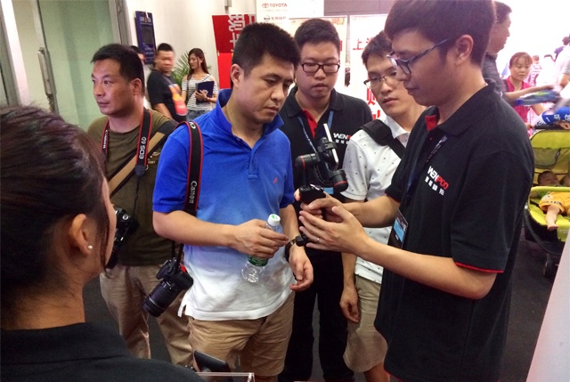 秦岚出席深圳车展