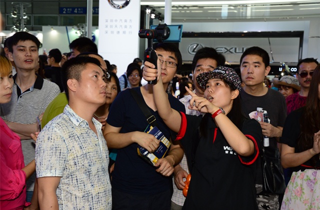 秦岚出席深圳车展