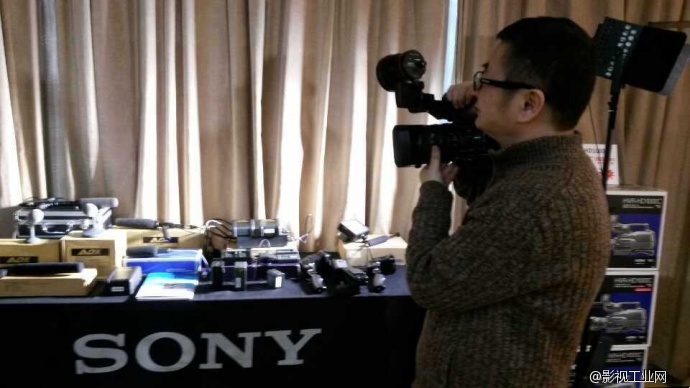 ADX-3216A电池红圈新闻与索尼NX3摄像机完美结合,相得益彰,天作之合