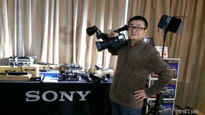 ADX-3216A电池红圈新闻与索尼NX3摄像机完美结合,相得益彰,天作之合