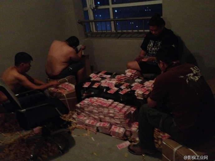 主任，摄影师，副导演，朋友和我一起整理钱