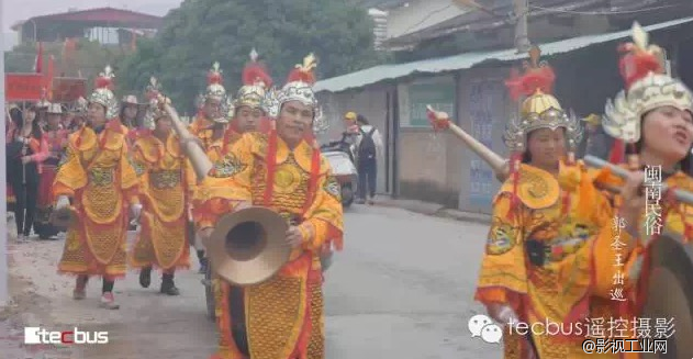 航拍器空中拍烟花如同“高炮阵地”