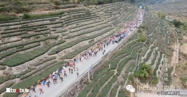 航拍器空中拍烟花如同“高炮阵地”