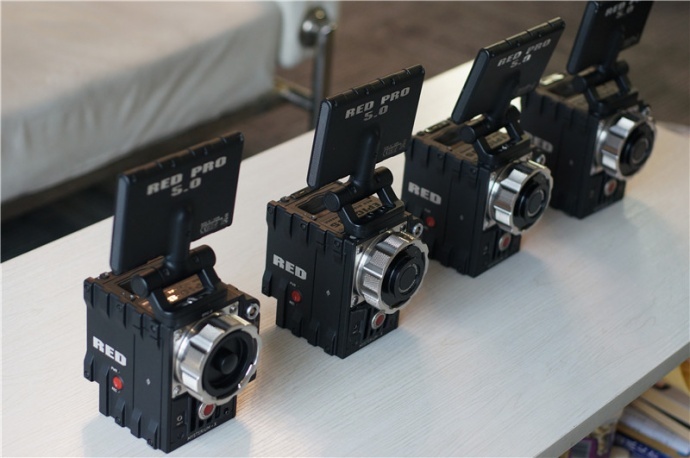 出4套二手RED EPIC-X 5K 电影摄影机，行货现货，最低只要135000元，双机购买送机身套件。