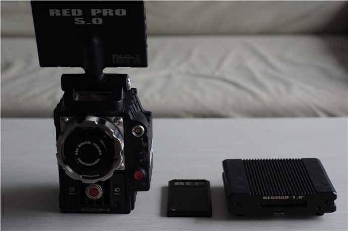 出4套二手RED EPIC-X 5K 电影摄影机，行货现货，最低只要135000元，双机购买送机身套件。