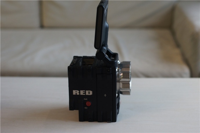 出4套二手RED EPIC-X 5K 电影摄影机，行货现货，最低只要135000元，双机购买送机身套件。