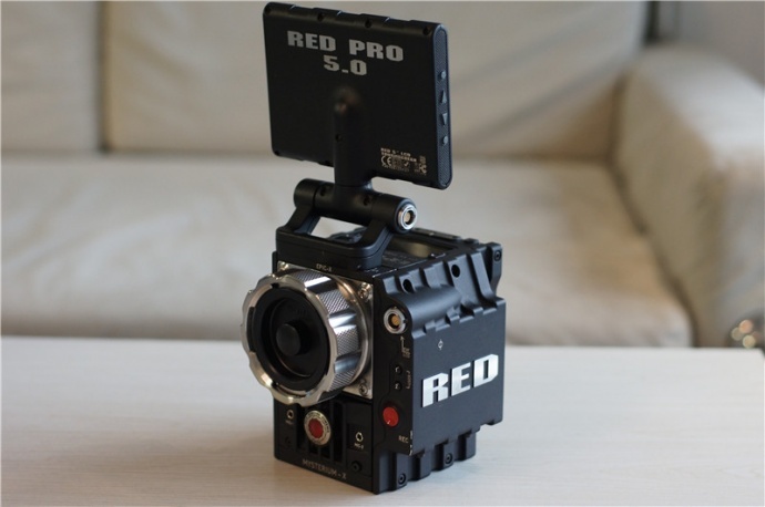 出4套二手RED EPIC-X 5K 电影摄影机，行货现货，最低只要135000元，双机购买送机身套件。