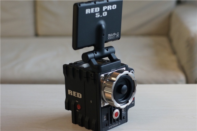 出4套二手RED EPIC-X 5K 电影摄影机，行货现货，最低只要135000元，双机购买送机身套件。