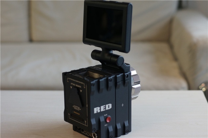 出4套二手RED EPIC-X 5K 电影摄影机，行货现货，最低只要135000元，双机购买送机身套件。