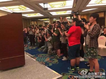 2015.05-金岩控股20亿电影投资战略协议正式签订