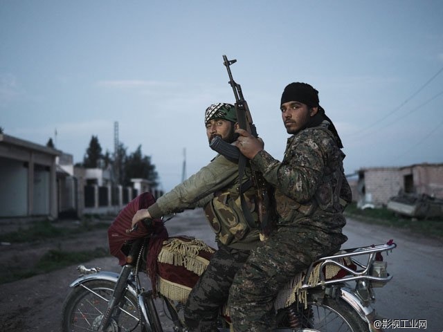 战争的多面性：库尔德游击队拍摄人物像