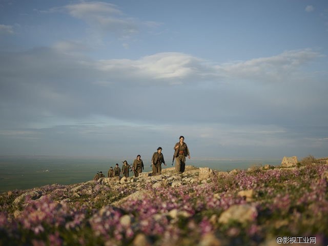 战争的多面性：库尔德游击队拍摄人物像