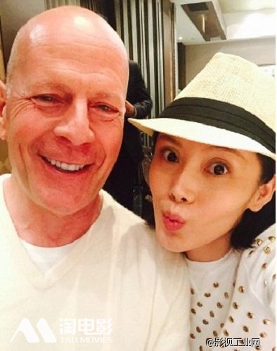 ​《大轰炸》曝花絮 车永莉布鲁斯威利斯密切合影