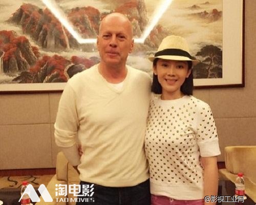 ​《大轰炸》曝花絮 车永莉布鲁斯威利斯密切合影