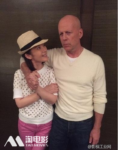 ​《大轰炸》曝花絮 车永莉布鲁斯威利斯密切合影