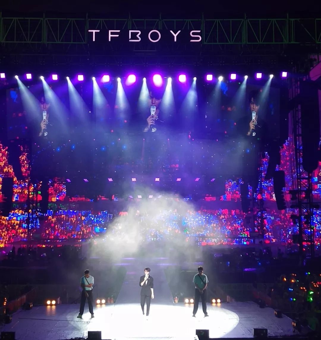 tfboys六周年演唱会,360°四面机械舞台,帅爆了!