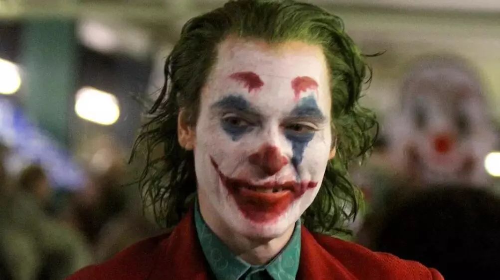 所以他的妆容参照了现实中的经典小丑,除了红唇微笑外,还包括眼睛周围