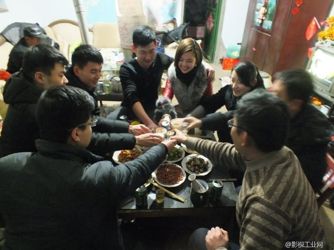 团队拍摄场地欢聚一堂