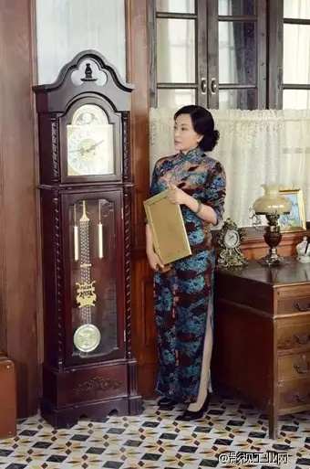 ​淘电影《大轰炸》刘晓庆剧照曝光 一袭旗袍炫出女人新风采