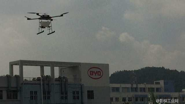 小宇高飞无人机飞进比亚迪