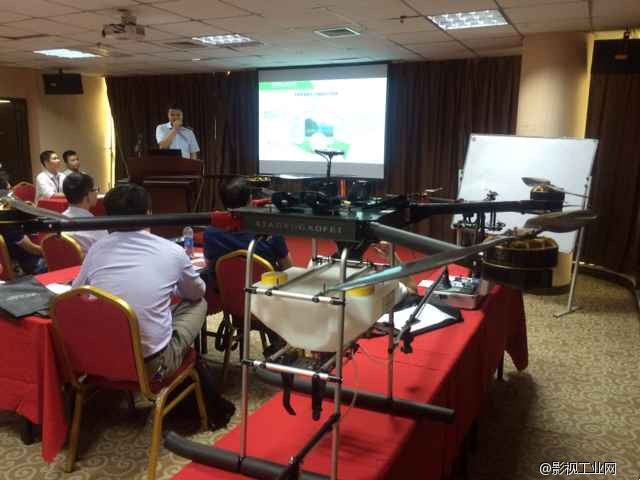 小宇高飞无人机飞进比亚迪