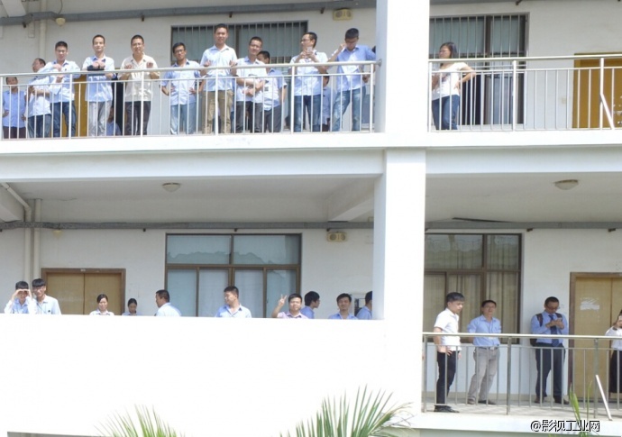 小宇高飞无人机飞进比亚迪