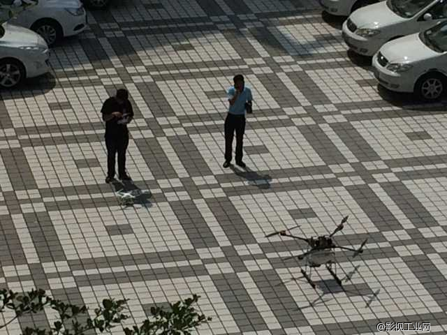 小宇高飞无人机飞进比亚迪