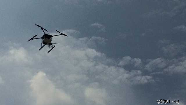 小宇高飞无人机飞进比亚迪