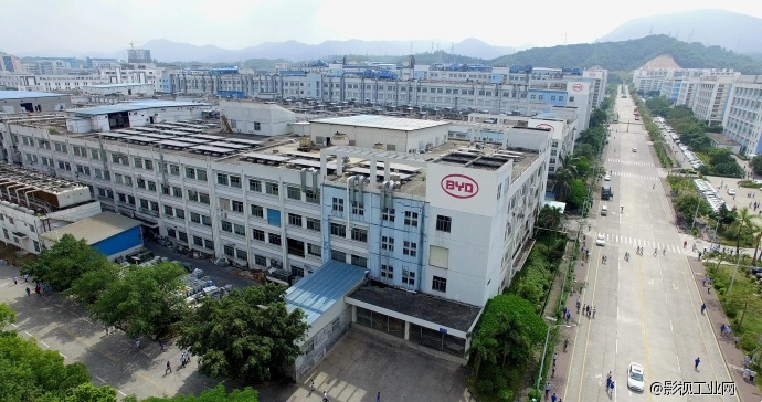 小宇高飞无人机飞进比亚迪