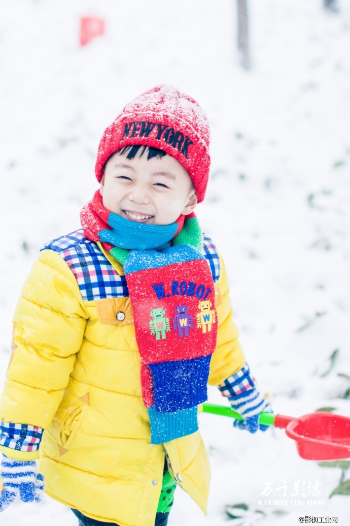 你在南方的艳阳里 大雪纷飞 我在北方的寒夜里 四季如春 济宁万千影像工作室出品