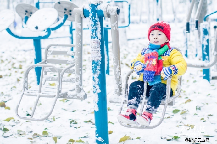 你在南方的艳阳里 大雪纷飞 我在北方的寒夜里 四季如春 济宁万千影像工作室出品