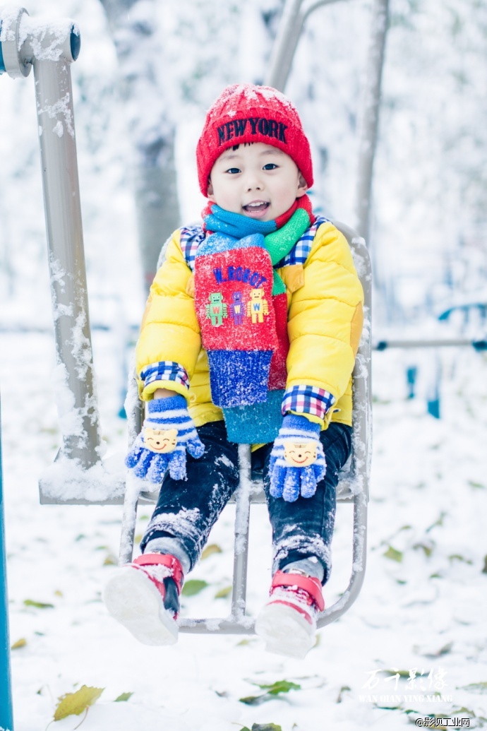 你在南方的艳阳里 大雪纷飞 我在北方的寒夜里 四季如春 济宁万千影像工作室出品