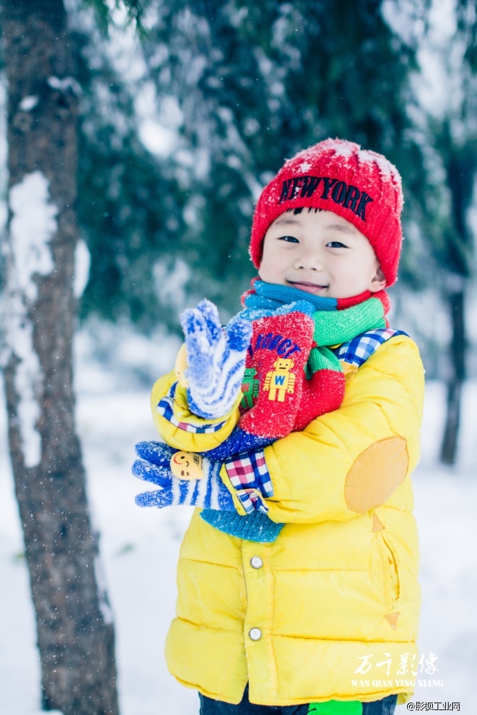 你在南方的艳阳里 大雪纷飞 我在北方的寒夜里 四季如春 济宁万千影像工作室出品