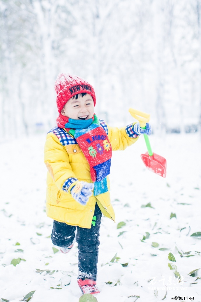 你在南方的艳阳里 大雪纷飞 我在北方的寒夜里 四季如春 济宁万千影像工作室出品